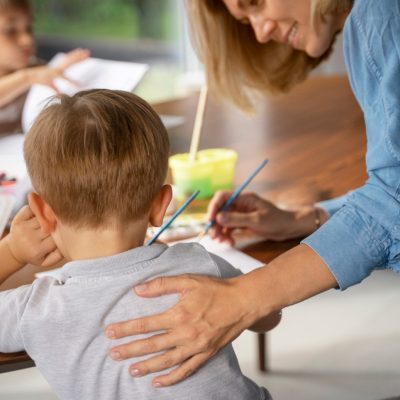 Garde d'enfants à domicile : profiter du confort de garde pour une reprise au travail sereine !